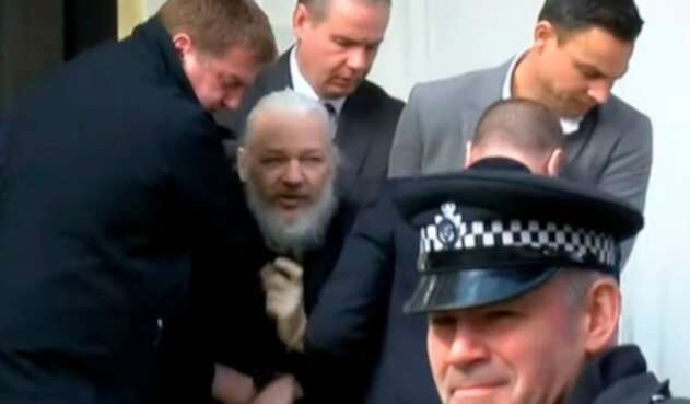 Julian Assange, fundador de Wikileaks, tras ser sacado de la embajada de Ecuador en Londres