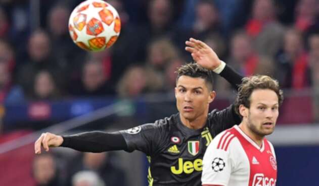 Cristiano Ronaldo y Daley Blind disputando el balón en el estadio Johan Cruijff Arena de Amsterdam, Holanda, el 10 de abril de 2019
