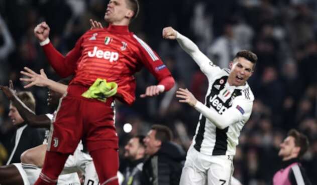 Wojciech Szczesny y Cristiano Ronaldo celebrando la clasificación a cuartos de final de Champions, el 12 de marzo en Turín. Dejaron en el camino a Atlético de Madrid