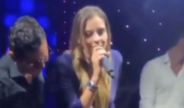 Laura Acuña, interpretando la popular canción Laura Acuña, interpretando la popular canción