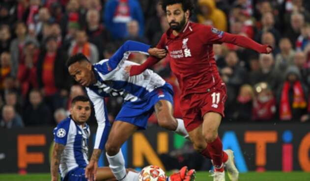 Mohamed Salah (Liverpool) disputando el balón con Eder Militao (Porto, fichado por Real Madrid) el 9 de abril de 2019 en el estadio de Anfield, en Liverpool