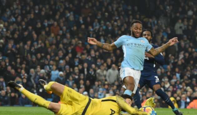 Raheem Sterling (Manchester City), en acción ante Hugo Lloris (Tottenham), en el Etihad Stadium de Manchester