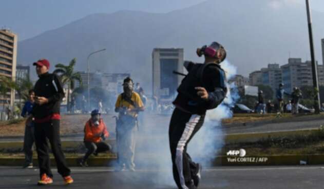El ataque con bombas lacrimógenas se registró en la base militar La Carlota. El ataque con bombas lacrimógenas se registró en la base militar La Carlota.