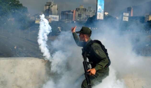 Un integrante de la Guardia Bolivariana durante los disturbios de este martes