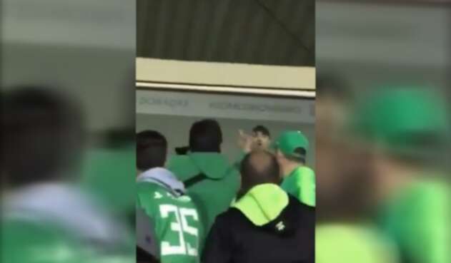 José Fernando Salazar, discutiendo fuertemente con varios hinchas de Atlético Nacional,
