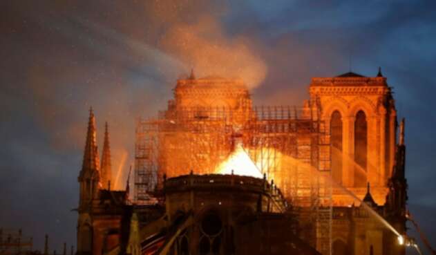 La Catedral de Notre Dame de París en medio de las llamas
