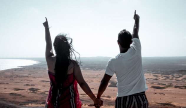 Pareja vive una experiencia en sus viajes