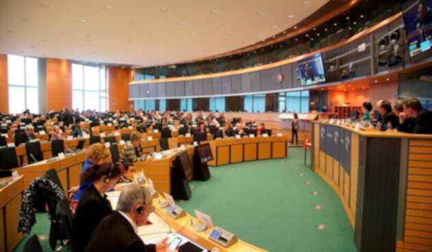 El senador Gustavo Petro (a la derecha) en el Parlamento Europeo, en Bruselas (Bélgica)