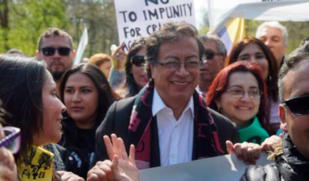 El senador Gustavo Petro en La Haya (Holanda)