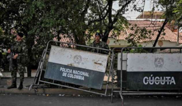 Policía en zona de frontera. Policía en zona de frontera.