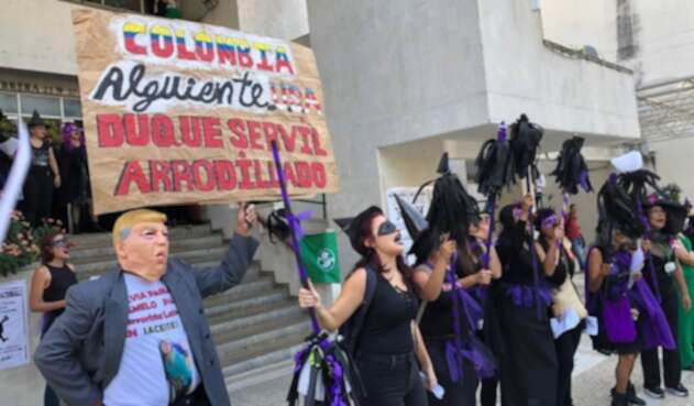 De luto y vestidas de brujas protestaron mujeres de un colectivo ciudadano. De luto y vestidas de brujas protestaron mujeres de un colectivo ciudadano.