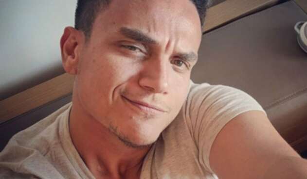 El cantante fue criticado por sus seguidores, debido a una imagen que publicó casi mostrando sus partes íntimas