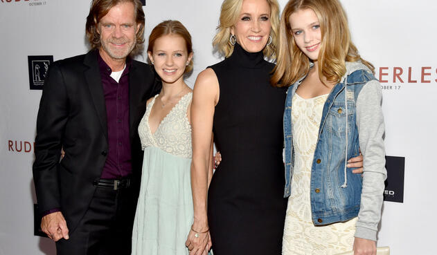 El escritor y director William H. Macy junto a su hija menor Grace Macy, su esposa Felicity Huffman y su hija mayor Sophia Macy.