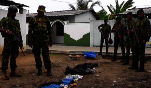 Soldados de Sri Lanka con explosivos incautados