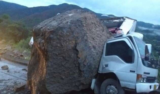 Caida de rocas en la vía Susacón Soatá en Boyacá