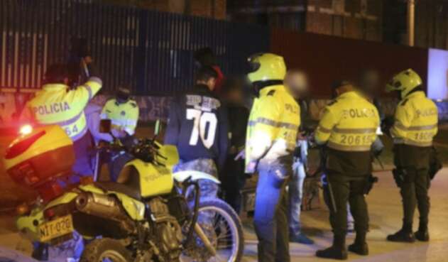 Policías controlan toque de queda Policías controlan toque de queda