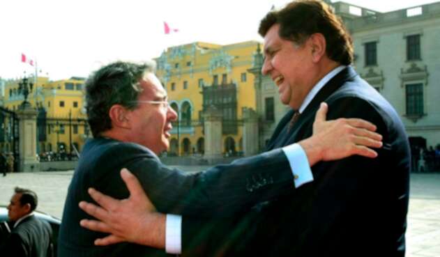 Los expresidentes Álvaro Uribe y Alan García (Colombia y Perú, respectivamente), el 4 de agosto de 2009 en Lima