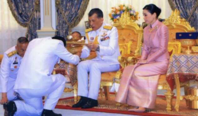 El rey de Tailandia y su esposa