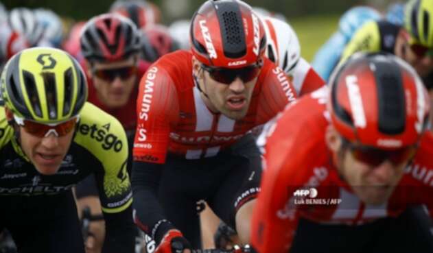 Tom Dumoulin se cayó y quedó fuera de la pelea por el título del Giro.
