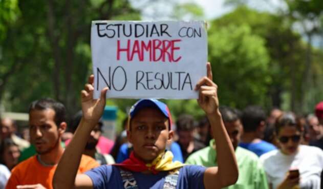 Joven venezolano protestando