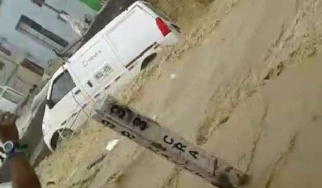 Vehículo arrastrado por un arroyo en Barranquilla
