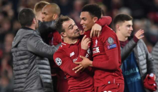 Xherdan Shaqiri felicitando a Alexander-Arnold luego de eliminar a Barcelona de la Champions