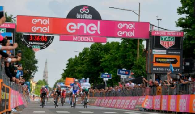 Arnaud Démare, ciclista francés al servicio de Groupama-FDJ, ganando la etapa 10 del Giro de Italia Arnaud Démare, ciclista francés al servicio de Groupama-FDJ, ganando la etapa 10 del Giro de Italia