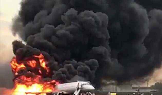 Avión se incendió en aeropuerto en Rusia Avión se incendió en aeropuerto en Rusia