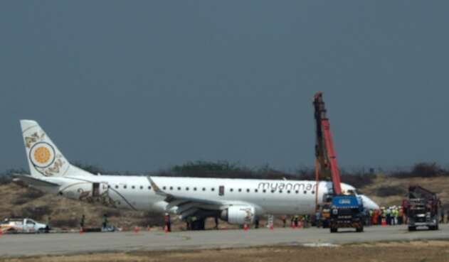 Avión aterriza sin las ruedas delanteras