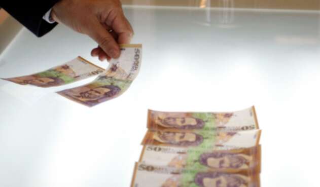Billetes de 50.000 pesos expuestos en Bogotá
