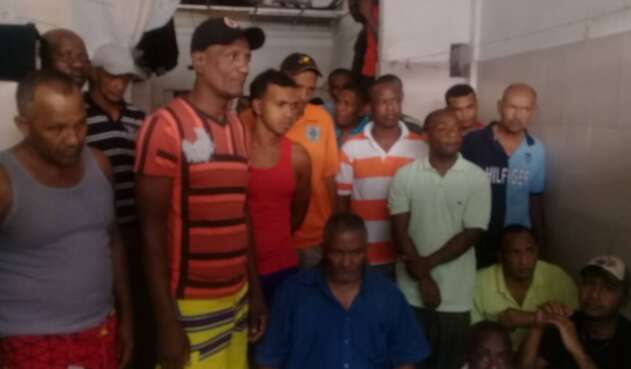 Desesperados esperan noticias positivas en una comisaría de Caracas