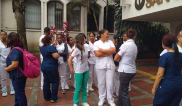 Varios empleados del Hospital San Juan de Dios protestan por retrasos en el pago de su salario.