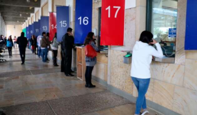 Personas dentro de la Embajada de Estados Unidos en Bogotá solicitando la visa