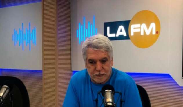 Enrique Peñalosa, alcalde de Bogotá, en la cabina de LA FM en Bogotá