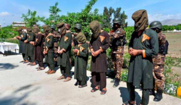 Miembros de las fuerzas de seguridad afganas respaldan a los presuntos combatientes del Estado Islámico en la provincia de Nangarhar, el 10 de abril de 2019