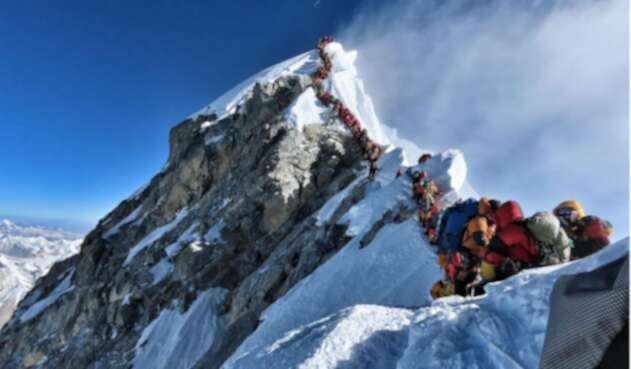 Largas filas de montañistas en el Everest