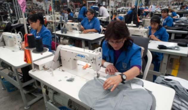 Empleados colombianos trabajando en una fábrica, en Bogotá