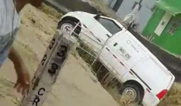 Vehículo arrastrado por un arroyo