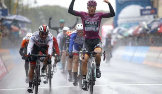 Fernando Gaviria fue segundo en etapa 5 del Giro de Italia Fernando Gaviria fue segundo en etapa 5 del Giro de Italia