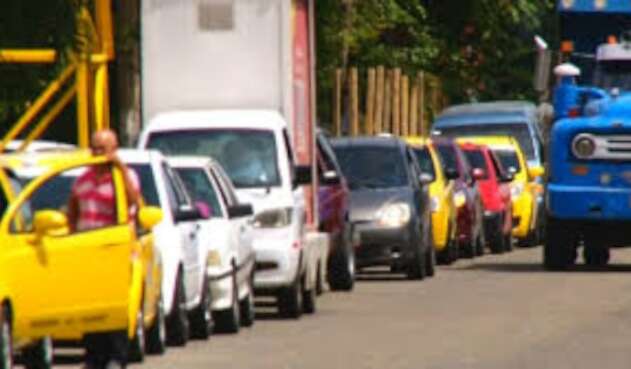 Largas filas de vehículos en estaciones de gasolina de Cúcuta