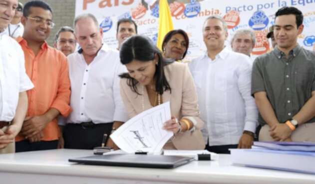Gloria Alonso, directora del Departamento Nacional de Planeación, firmando el PND en Valledupar
