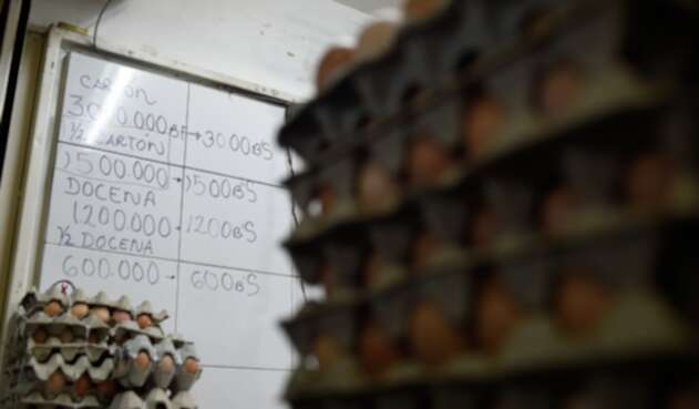 Una caja de cartón de huevos puesta en venta en un supermercado de Chacao, en Caracas
