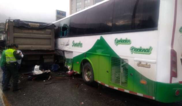Accidente de tránsito en la autopista Medellín-Bogotá.