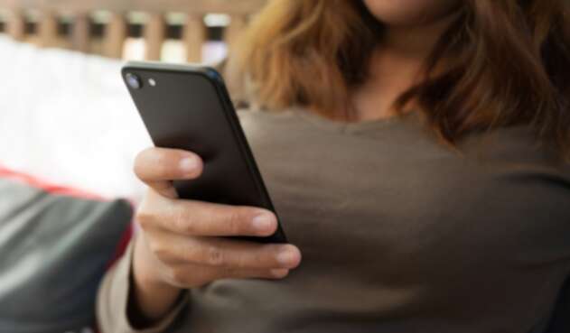 Uso de celular Mujer usando celular