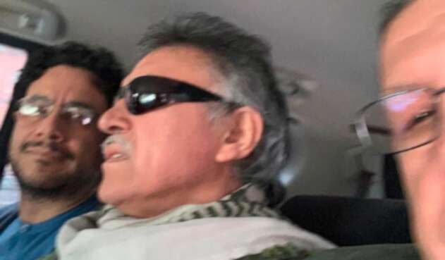 Iván Cepeda, Jesús Santrich y Pablo Catatumbo saliendo de la Fiscalía General de la Nación y dirigiéndose a la sede del partido Farc