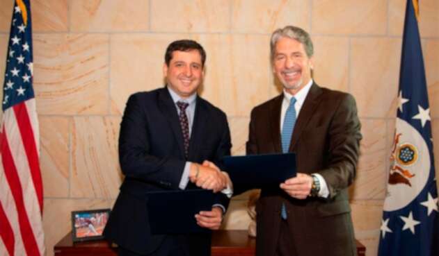 José Andrés Romero, director de la DIAN, junto a Kevin Whitaker, embajador de Estados Unidos en Colombia
