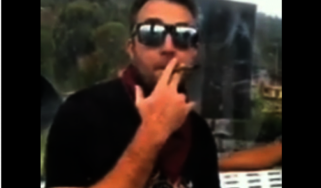 Pasajero fumando en el Metrocable.