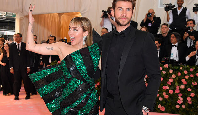 Miley Cyrus junto a su esposo en la Met Gala