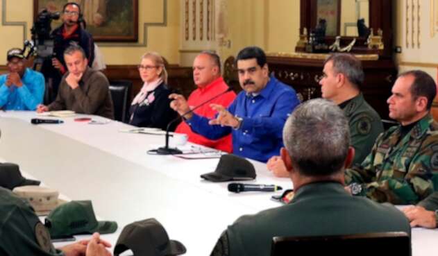 Nicolás Maduro reunido con sus fuerzas militares y su equipo de gobierno tras el caos que vivió el país el 30 de abril de 2019