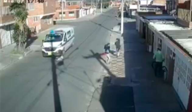 Imagen de la patrulla de la Policía atropellando a un perro, en Bogotá Imagen de la patrulla de la Policía atropellando a un perro, en Bogotá